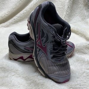 Brooks tennis shoes size 7 wave inspire 14